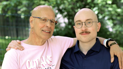 eine Person legt einer anderen Person den Arm um die Schulter