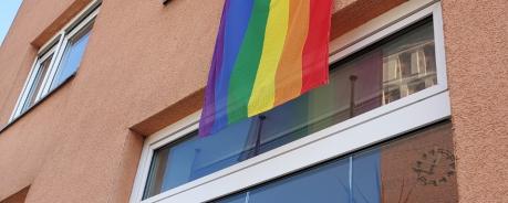 Regenbogenflagge ziert die check-it-Fassade